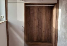 Auf den Zentimeter genau platziert. Akkurat gefertige Garderobe eines Privathaushaltes.