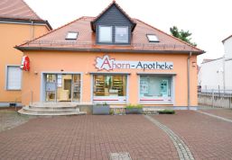 Aussenansicht der Ahorn Apotheke in Böhlen