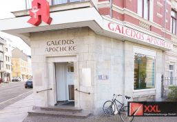 Außenansicht der Galenus Apotheke im Leipziger Stadtteil Plagwitz – markantes Eckgebäude mit neuer Schaufenstergestaltung.