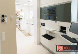 Automatischer Kommissionierer als Hightech-Element im Backoffice der Apotheke