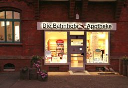 Beleuchtete Außenansicht der Bahnhofs Apotheke in Torgau