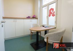 Beratungsraum mit Tisch und bequemen Stühlen bietet Patient:innen Ruhe und Privatsphäre.