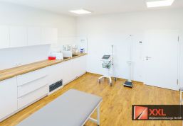 Blick auf die komplette Arbeitszeile des Labors inklusive Spülbereich, Medizingeräten und Digitalwaage – ideal für Laboranalysen und Patientenvorbereitung.