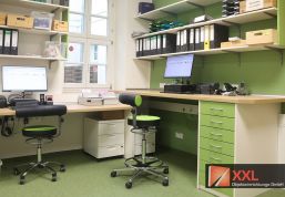 Das ganzheitliche Farbkonzept der Apothekeneinrichtung setzt sich auch in weniger frequentierten Bereichen fort