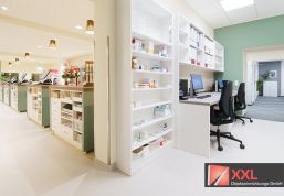 Der perfekt organisierte Backoffice-Bereich ermöglicht einen reibungslosen Ablauf – mit strukturierten Arbeitsplätzen und einem optimalen Überblick über die Lagerbestände.
