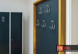 Detailansicht der stilvollen Garderobe mit Holzrahmen und stabilen Haken – funktional und ästhetisch für den täglichen Einsatz.
