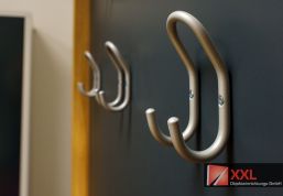 Detailansicht stabiler Metallhaken vor dunkler Wand – dezentes Design mit hohem praktischem Nutzen.