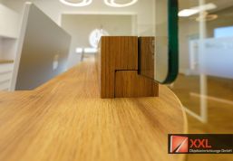 Detailaufnahme – harmonisches Zusammenspiel aus Holz und Glas in hochwertiger Verarbeitung.