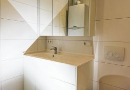 Dezente Optik, hochwertiger Look: Waschbecken mit Unterschrank in einem privaten Haushalt