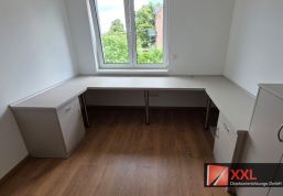 Eckschreibtischlösung mit integriertem Stauraum – platzsparend und perfekt für konzentriertes Arbeiten im Büro oder Homeoffice.