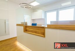 Ein Blick auf die Theke von der Seite – natürliches Licht, hochwertige Materialien und harmonische Raumaufteilung prägen den Stil.