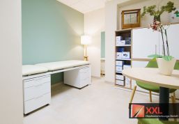 Ein harmonisches Farbkonzept und moderne Einrichtungselemente unterstreichen das hochwertige Design der Apotheke und sorgen für ein einladendes Ambiente.