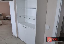 Einbauschrank mit Glasvitrine schafft Stauraum und Präsentationsfläche zugleich.