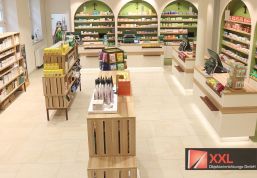 Eine weitere Gesamtansicht des Innenraums der Elisabeth Apotheke in Freyburg