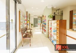 Einladender Eingangsbereich der Adler-Apotheke in Gerbstedt mit warmen Holzregalen und klarer Raumführung.