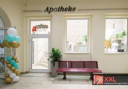 Einladender Eingangsbereich: Die moderne Apotheke im MED-Center Crimmitschau heißt Sie mit einer stilvollen Fassade und freundlicher Atmosphäre willkommen. Bereits von außen spüren Sie den einladenden Charakter dieser Wohlfühl-Apotheke.