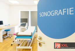 Einladender Untersuchungsraum für Ultraschall mit ergonomischer Liege, moderner Technik und klarer Beschilderung an der Tür.