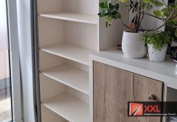 Einladender Wartebereich des Therapiezentrums LaVida in Zwickau mit offenem Regal und Sideboard nach Maß.