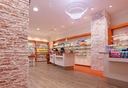 Einzigartiges Wanddesign trifft auf passende Akzentfarben im Bereich Ladenbau für Apotheken