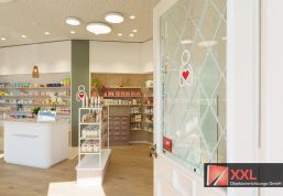 Freundlicher Eingangsbereich der August-Bebel-Apotheke in Halle (Saale)