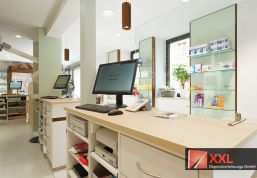 Funktionaler Arbeitsbereich hinter dem Handverkauf mit durchdachter Organisation.