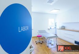 Geöffnete Tür zeigt einen ersten Einblick in das Labor.
