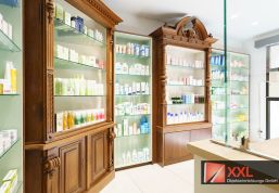 Gut bestückte Sichtwahlregale schaffen Übersicht und kurze Wege im Apothekenalltag.