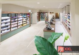 Hochmoderne Technik: Die Apothekentheke ist mit modernsten Kassensystemen und praktischen Schubladen ausgestattet – für einen reibungslosen und schnellen Service.