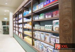 Hochwertige Produktpräsentation: Eine stilvolle Regalgestaltung ermöglicht eine attraktive und gut zugängliche Präsentation von Apothekenprodukten.
