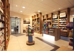 Hochwertiger Look mit rustikalen Elementen im Ladenbau für die Heidgarten Apotheke in Wolfsburg