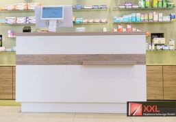 In naturfarben gehaltene Theke der Kreuz Apotheke Löbejüne