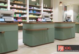 Innovative Apotheken-Technik: Eine Kombination aus digitaler Kassenlösung und klassischer Beratung – hier trifft Innovation auf persönliche Betreuung.