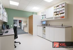 Klare Linien und eine aufgeräumte Atmosphäre schaffen ein angenehmes Arbeitsumfeld, in dem Effizienz und Präzision an erster Stelle stehen.