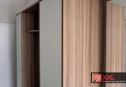 Kleiderschrank mit durchdachter Innenaufteilung und warmer Holzfront.