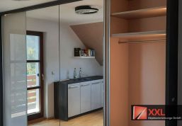 Kleiderschrank mit zahlreichen Ablage- und Ordnungsmöglichkeiten