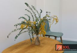 Liebevolle Details und frische Blumen sorgen dafür, dass sich Besucher:innen wohlfühlen.