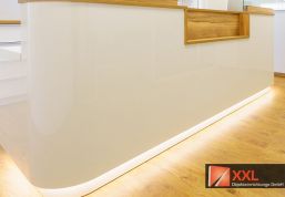 Makellose Hochglanzoberfläche mit indirekter Beleuchtung – hochwertiges Finish für eine professionelle Raumwirkung.