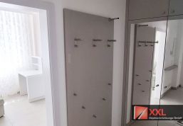 Maßgefertigte Garderobe mit Hakenleiste und Spiegel – funktional und wohnlich.