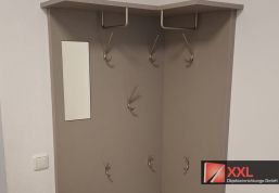 Maßgefertigte Garderobenecke mit Hakenleiste und Ablage – ein durchdachtes Detail im Eingangsbereich.