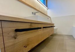 Modern und warm: Wohnraumkonzept im Bereich eines Badezimmer fachmännisch umgesetzt