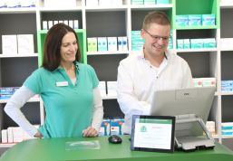 Moderne Gestaltung einer Verkaufstheke für die Aesculap Apotheke in Riesa