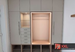 Moderner Garderobenschrank mit integrierter LED-Beleuchtung, offenen Schuhfächern und Stauraum für Kleidung und Accessoires – funktional und stilvoll zugleich.