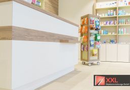 Nahaufnahme der Thekenfront in der Kreuz Apotheke Löbejüne
