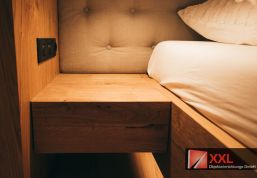 Nahtlos integrierter Nachttisch für das Masterbett eines Privathaushaltes.