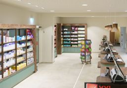 Optimale Warenpräsentation: Gut strukturierte Regale bieten schnellen Zugriff auf eine Vielzahl an Gesundheitsprodukten – alles im Blick, alles griffbereit.