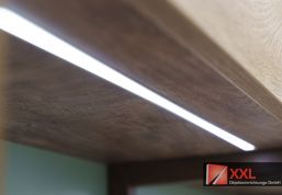 Perfekt in Szene gesetzt: Die moderne LED-Beleuchtung verleiht dem Interieur  eine exklusive Optik und sorgt gleichzeitig für eine dezente Beleuchtung. Mit durchdachtem Lichtkonzept und hochwertigen Materialien wird Einkaufen in der Apotheke zum echten Wohlfühlerlebnis.