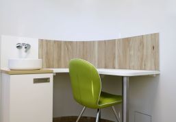 Platzsparend integrierter Arzttisch in einem Behandlungsraum