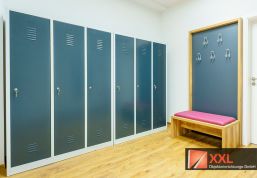 Praktischer Raum mit geräumigen, abschließbaren Spinden und Sitzgelegenheit – bietet dem Team der Praxis Komfort und Ordnung im Alltag.