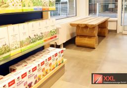 Regale der Apothekeneinrichtung mit Sitzgelegenheit für Kunden