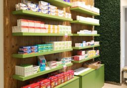 Regale in naturnaher Farbgebung als Eyecatcher im Ladenbau